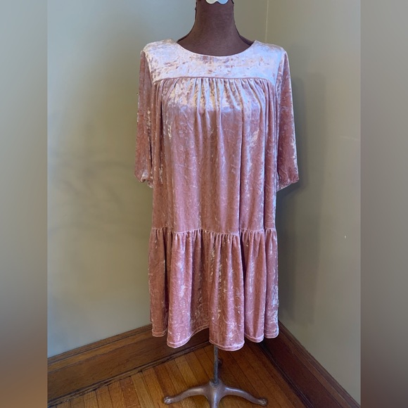 Listicle Dresses & Skirts - Listicle crushed velvet midi babydoll dress tired size medium